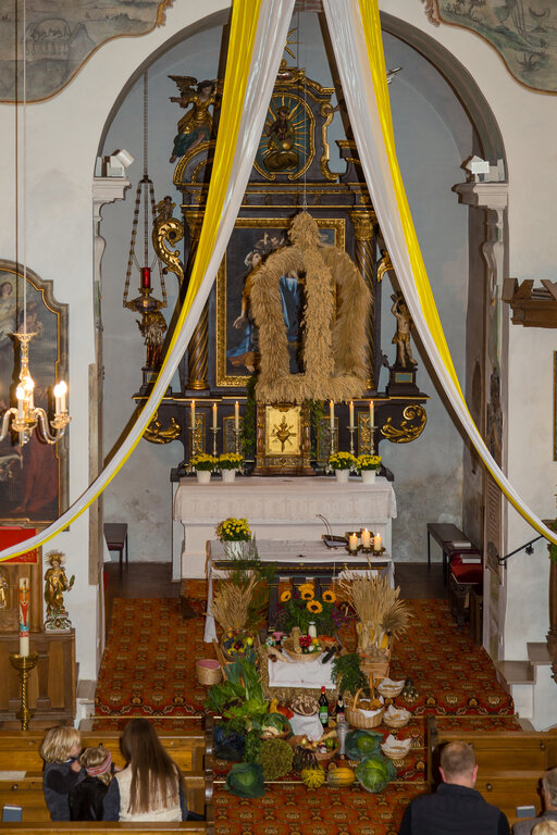 Image: _JA 24129 Erntedank in Hohenried, Kirche.jpg